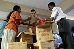 Volunteers packing food to be distributed to tsunami survivors, Colombo, Sri Lanka.  PAUL JEFFREY/ACT INTERNATIONAL