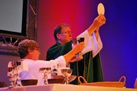 The Rev. Alyson Barnett-Cowan and the Most Rev. Fred Hiltz present the elements at the July 29 Lambeth Eucharist. 