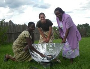 Michelle Taylor teaches Mothers' Union workers how to use a solar oven. 